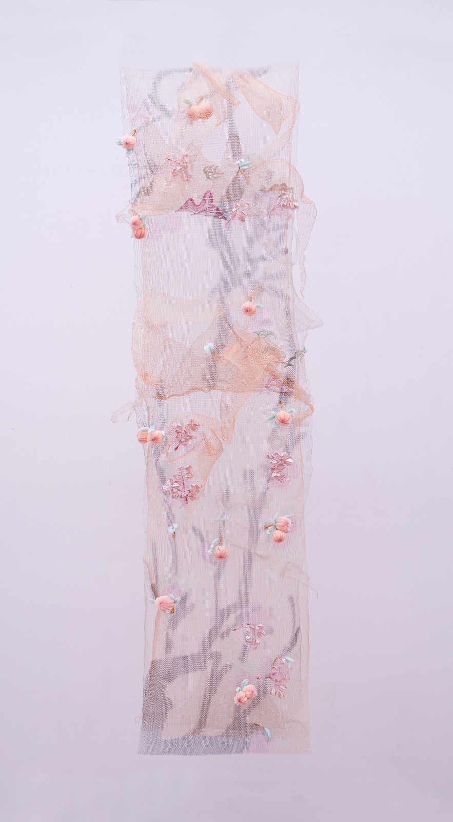 陈梓骐，虚妄，2025，0.2mm铜线、丝线；编织、缠花、绒花，60x200cm.jpg